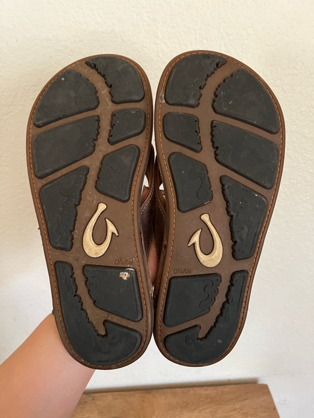 OluKai Nui Men's Sandals Brown Leather Flip-Flops Thongs Size 10 - Picture 8 of 11
